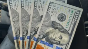 الانهيار المتواصل للريال اليمني: أزمة وطنية تفتك ببقايا العيش الكريم