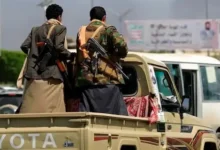 الحوثيون يقتحمون منزل مواطن في تعز ويختطفون ثلاثة من أبنائه