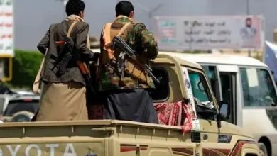 الحوثيون يقتحمون منزل مواطن في تعز ويختطفون ثلاثة من أبنائه