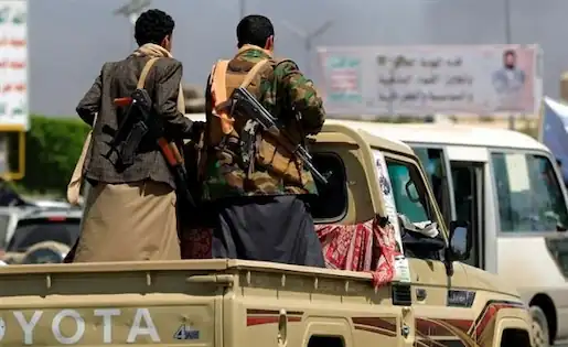 الحوثيون يقتحمون منزل مواطن في تعز ويختطفون ثلاثة من أبنائه
