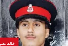 صورة خالد علي عبدالله صالح مرتديا البريه العسكري بعد تخرجه