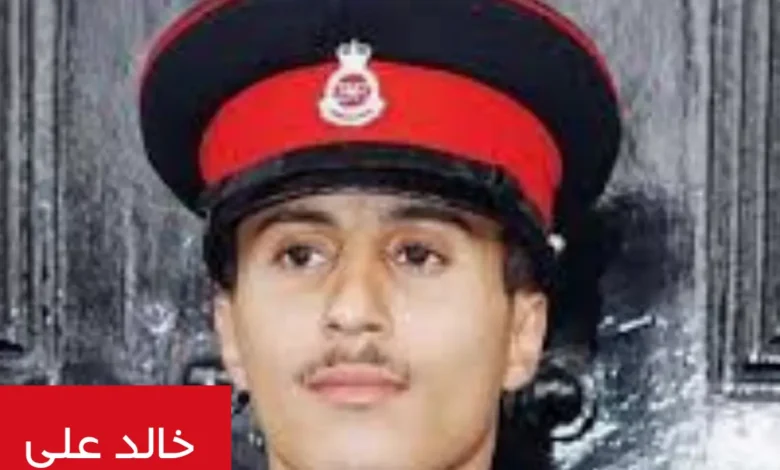 صورة خالد علي عبدالله صالح مرتديا البريه العسكري بعد تخرجه