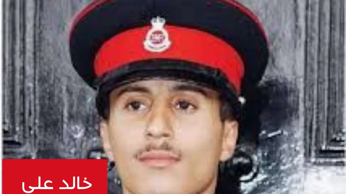 صورة خالد علي عبدالله صالح مرتديا البريه العسكري بعد تخرجه