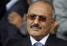 علي عبدالله صالح صورة له في إحدى الاحتفالات الرسمية مرتديا نظارته الرسمية