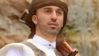 صخر علي عبدالله صالح مرتديا سلاحه